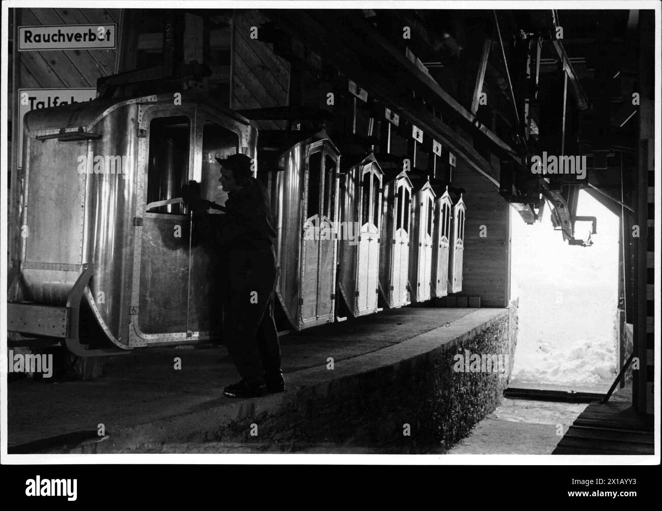 Stubnerkogel estación de montaña con góndolas de aparcamiento, 1952 - 19520101 PD1263 - Información de consulta: Derechos Protegidos (RM) Foto de stock