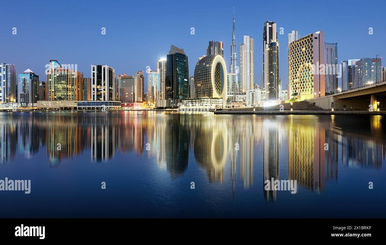 Vista nocturna de Dubai con canal de arroyo, Emiratos Árabes Unidos Foto de stock