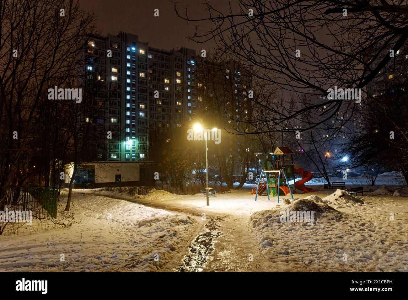 Temprano por la mañana en una zona residencial de Moscú, en invierno Foto de stock