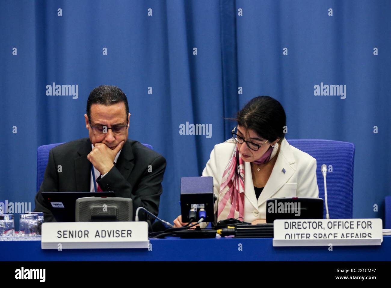 Viena, Austria, Austria. 16 de abril de 2024. El Director de la UNOOSA, AARTI HOLLA-MAINI, habla con un Asesor Superior ante la Subcomisión de Asuntos Jurídicos para el 63° período de sesiones sobre la Utilización del Espacio Ultraterrestre con Fines Pacíficos. La reunión tiene por objeto fomentar la colaboración entre las naciones para la exploración y utilización del espacio ultraterrestre con fines pacíficos. Entre otras funciones cabe mencionar el asesoramiento a los gobiernos y las organizaciones no gubernamentales sobre derecho espacial. (Imagen de crédito: © Bianca Otero/ZUMA Press Wire) ¡SOLO USO EDITORIAL! No para USO comercial! Foto de stock