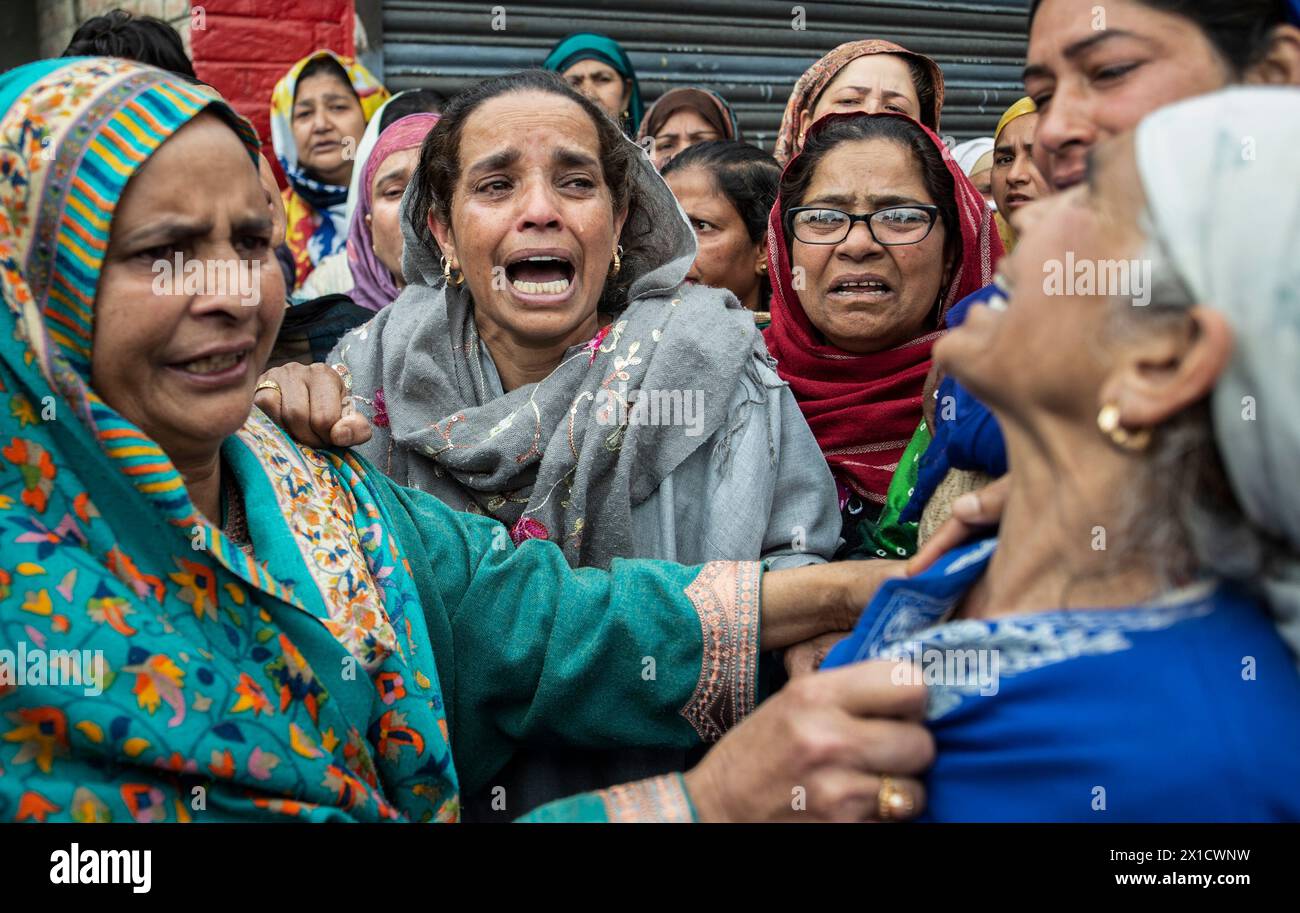 Srinagar, Cachemira controlada por la India. 16 de abril de 2024. Las mujeres lloran después de que un barco que transportaba a sus familiares naufragara en un río en Srinagar, la capital de verano de Cachemira controlada por la India, el 16 de abril de 2024. Al menos seis personas, entre ellas cuatro escolares, murieron y muchas otras desaparecieron el martes después de que un barco que los transportaba naufragara en Cachemira controlada por la India, dijeron funcionarios. Crédito: Javed Dar/Xinhua/Alamy Live News Foto de stock