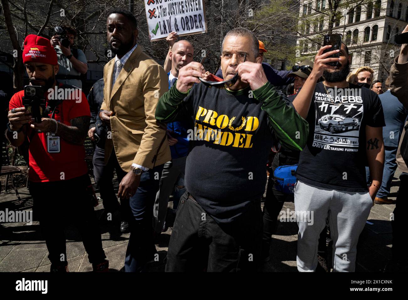 Nueva York, Nueva York, Estados Unidos. 15 de abril de 2024. Los partidarios de Trump se reúnen frente a la corte en el centro de Manhattan el primer día del juicio del ex presidente. (Imagen de crédito: © Laura Brett/ZUMA Press Wire) USO EDITORIAL SOLAMENTE! No para USO comercial! Foto de stock