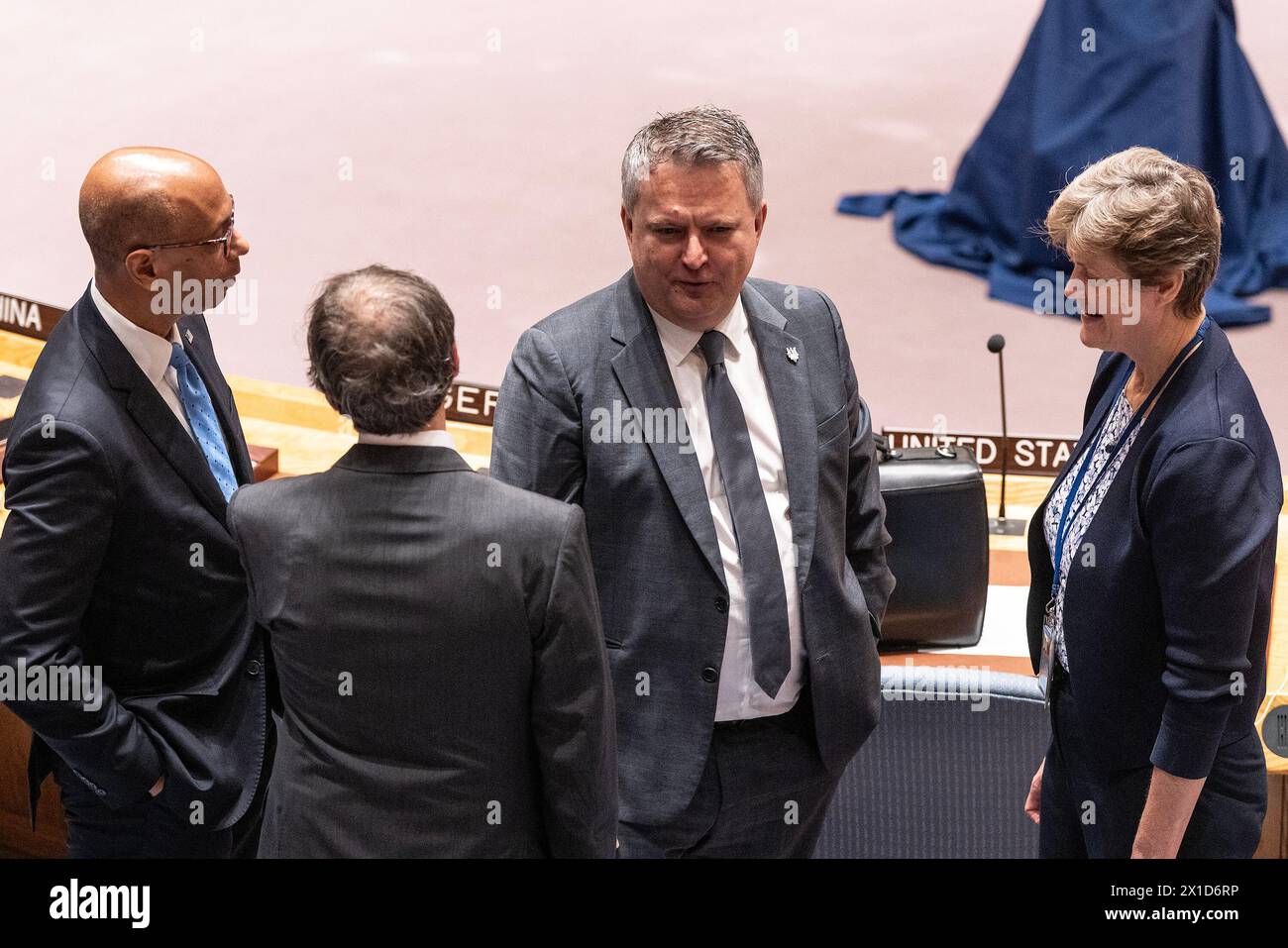 Nueva York, Nueva York, Estados Unidos. 15 de abril de 2024. El Embajador Robert Wood de los Estados Unidos, Rafael Mariano Grossi, el Embajador Serbiy Kyslytsya de Ucrania y la Embajadora Barbara Woodward del Reino Unido hablarán antes de una reunión sobre amenazas a la paz y la seguridad internacionales para discutir la situación en la central nuclear de Zaporizhzhia en Ucrania en la sede de la ONU en Nueva York (Credit Image: © Lev Radin/Pacific Press vía ZUMA Press Wire) ¡USO EDITORIAL SOLAMENTE! No para USO comercial! Foto de stock