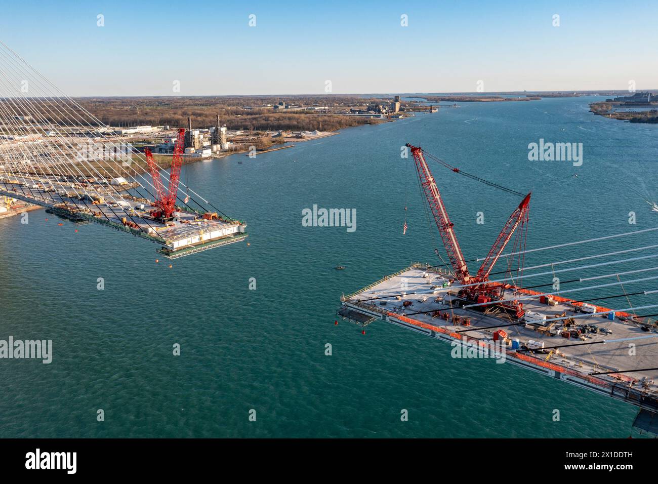 Detroit, Michigan, Estados Unidos. 15 de abril de 2024. Construcción del Puente Internacional Gordie Howe. El puente unirá Detroit con Windsor, Ontario, a través del río Detroit. Crédito: Jim West/Alamy Live News Foto de stock