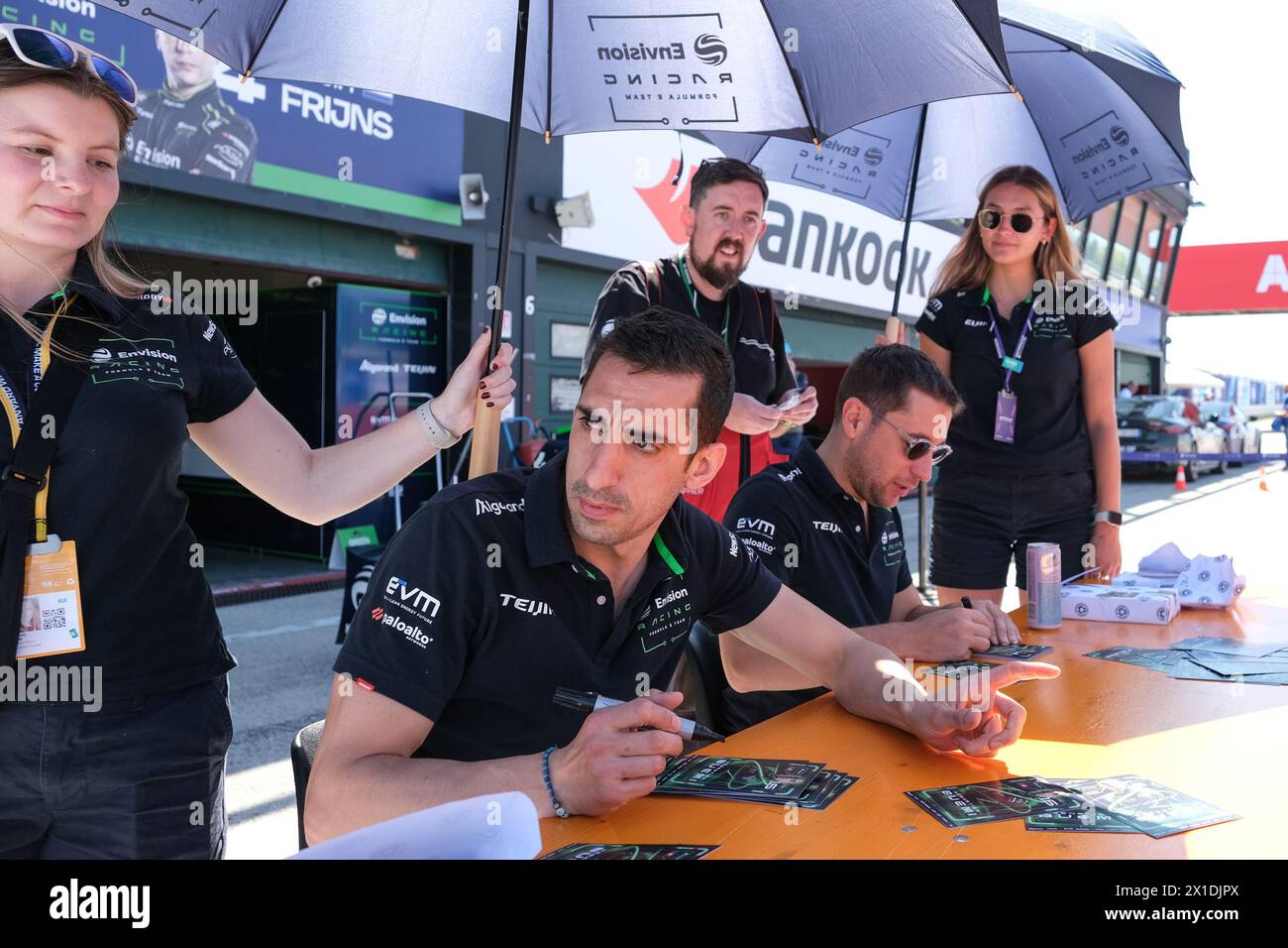 Sebastien Buemi (Izq) y Robin Frijns (Der) de Envision Racing se reúnen con los aficionados durante la sesión de autógrafo en el Campeonato del Mundo de Fórmula E ABB 2024 Misano E-Prix. Foto de stock