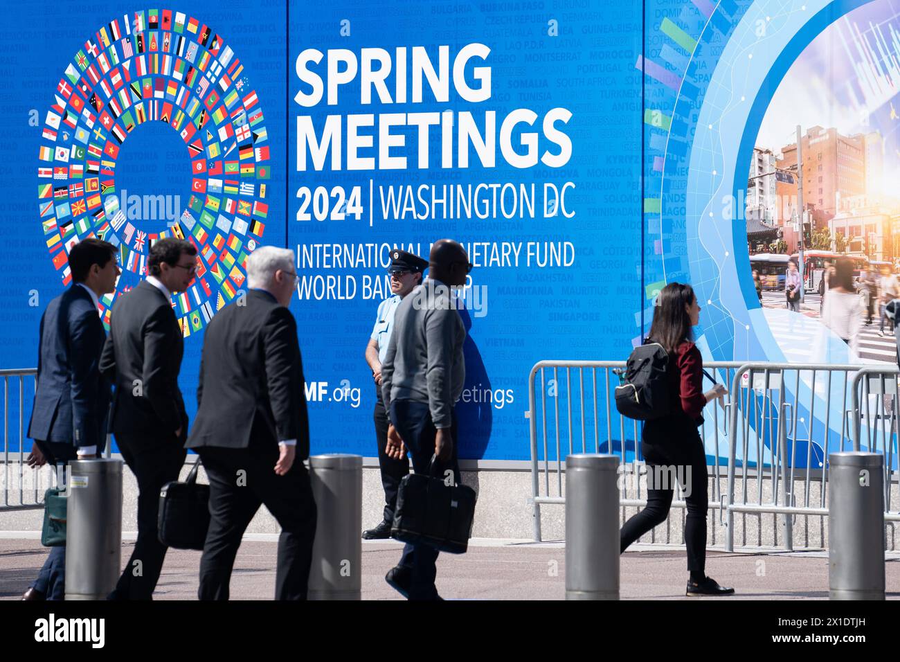 (240416) -- WASHINGTON, D.C., 16 de abril de 2024 (Xinhua) -- Los peatones pasan por la sede del Fondo Monetario Internacional en Washington, D.C., Estados Unidos, 16 de abril de 2024. El Fondo Monetario Internacional (FMI) elevó el martes su pronóstico de crecimiento global en 2024 a 3,2 por ciento, 0,1 puntos porcentuales más que su proyección en enero, según su informe Perspectivas de la Economía Mundial (WEO) recientemente publicado. (Xinhua/Liu Jie) Crédito: Liu Jie/Xinhua/Alamy Live News Foto de stock