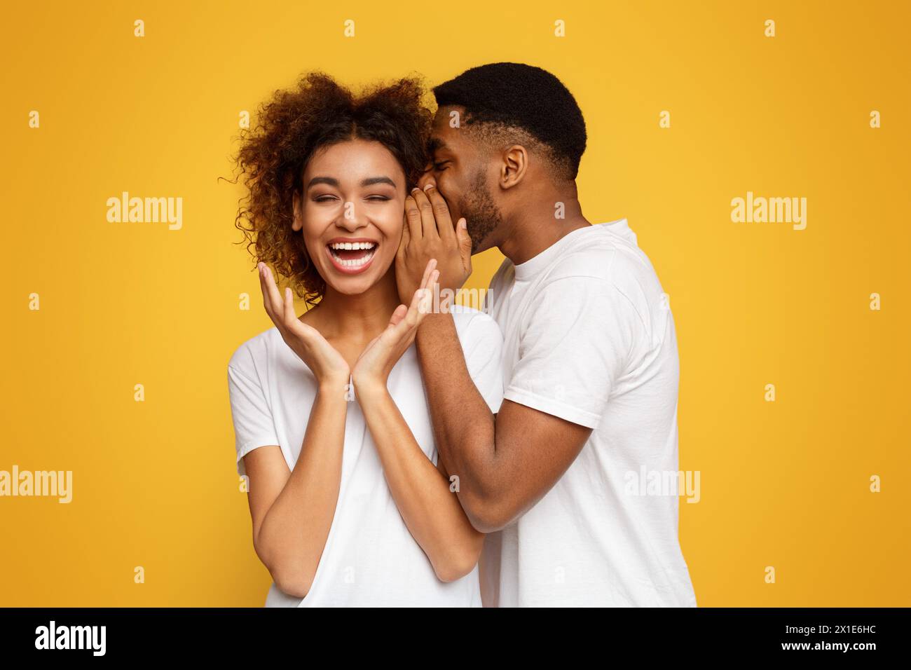 Hombre negro compartiendo secreto con su novia Fotografía de stock - Alamy