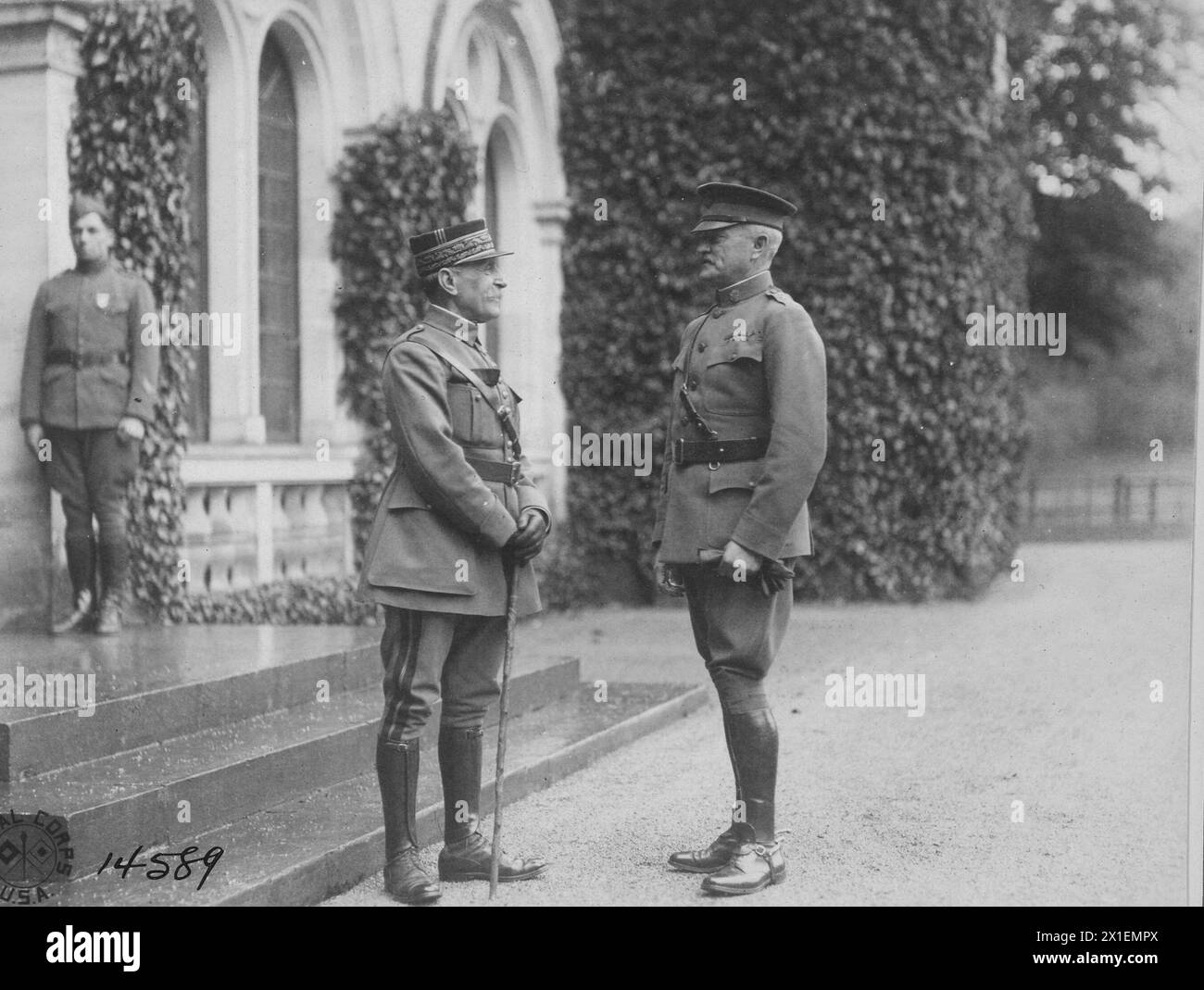 El general Foch y el general John J. Pershing en la casa de verano de Pershing en Val-Des-Ecoliers, monasterio en Francia ca. 1918 Foto de stock