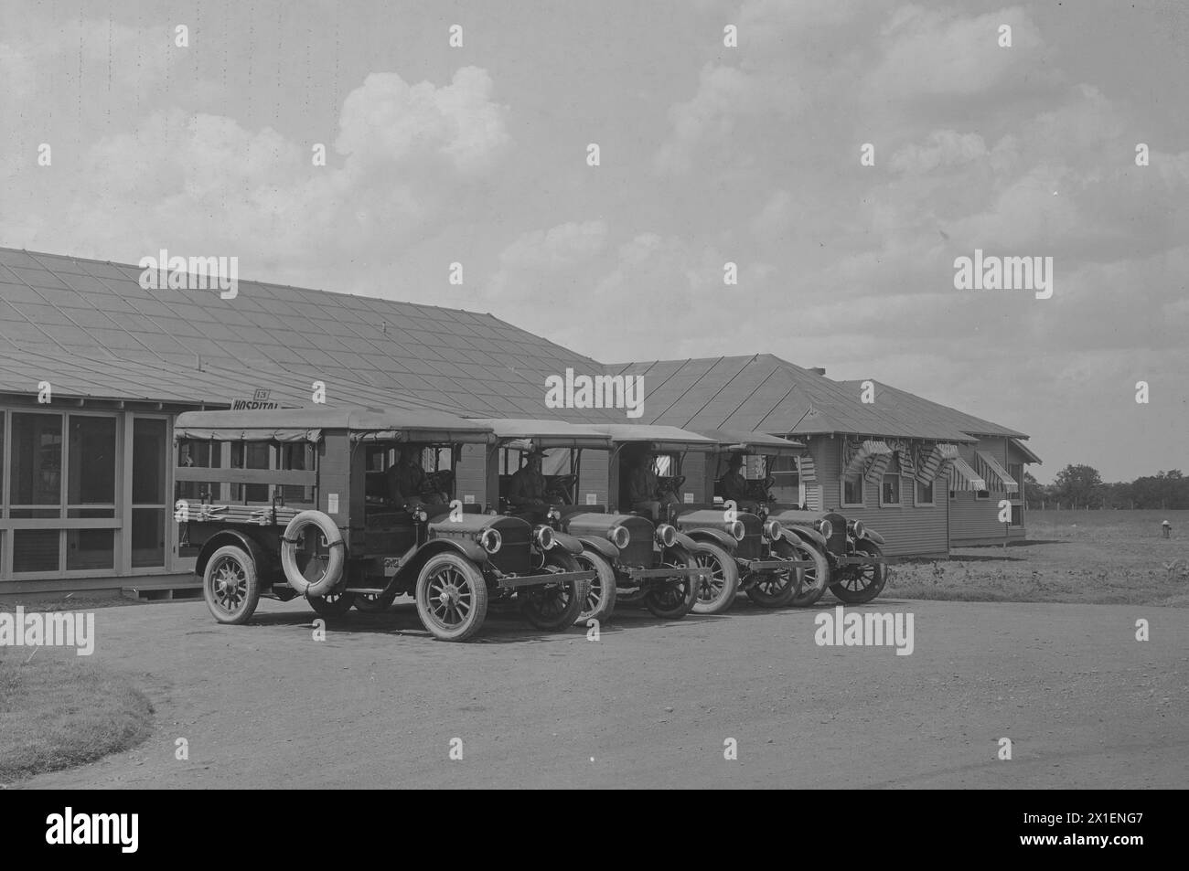 Ambulancias hospitalarias estacionadas en Love Field en Dallas, Texas ca. 1919 Foto de stock