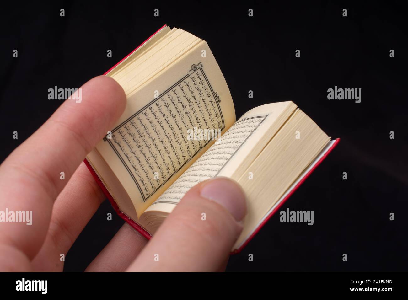 Libro Sagrado Islámico Quran tamaño mini Foto de stock