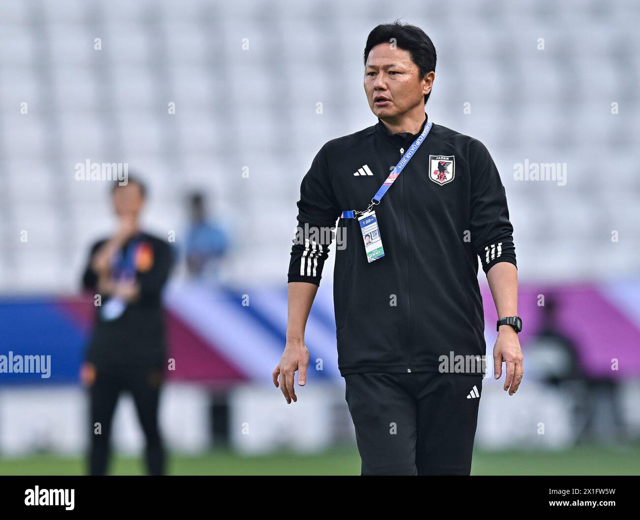 Doha, Qatar. 16 de abril de 2024. Oiwa Go, entrenador de Japón, reacciona durante el partido de fútbol del Grupo B entre China y Japón de la Copa Asiática AFC Sub-23 Qatar 2024 en el estadio Jassim Bin Hamad en Doha, Qatar, el 16 de abril de 2024. Crédito: Nikku/Xinhua/Alamy Live News Foto de stock