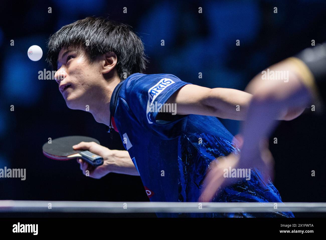 Macao, China. 17 de abril de 2024. Togami Shunsuke de Japón regresa durante el partido de singles masculino contra Qiu Dang de Alemania en la Copa Mundial ITTF Macao 2024 en el Galaxy Arena en Macao, China, 17 de abril de 2024. Crédito: Cheong Kam Ka/Xinhua/Alamy Live News Foto de stock