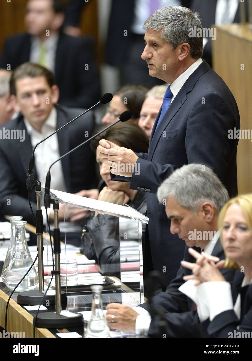 El ministro de Finanzas de Austria, Michael Spindelegger, pronunció su discurso sobre el presupuesto en una sesión de la Asamblea Nacional de Austria en el parlamento en Viena, Austria, el 29 de abril de 2014. - 20140429 PD0475 - Información de recarga: Derechos gestionados (RM) Foto de stock