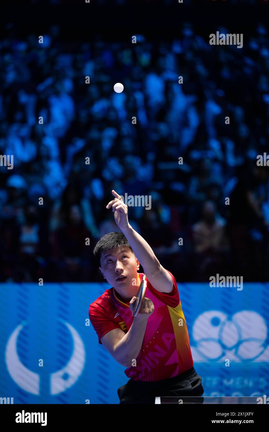 Macao, China. 17 de abril de 2024. MA Long de China sirve durante el partido de singles masculino contra Edward Ly de Canadá en la Copa Mundial ITTF Macao 2024 en el Galaxy Arena en Macao, China, 17 de abril de 2024. Crédito: Cheong Kam Ka/Xinhua/Alamy Live News Foto de stock