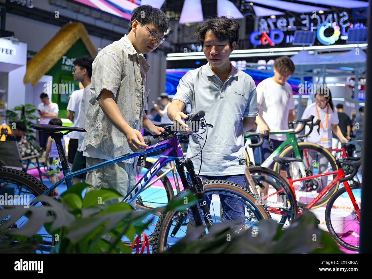 (240417) -- HAIKOU, 17 de abril de 2024 (Xinhua) -- Los visitantes prueban las bicicletas en el stand de Taishan Sports Industry Group Co., Ltd. Durante la cuarta exposición internacional de productos de consumo de China en Haikou, capital de la provincia de Hainan, el 17 de abril de 2024. La cuarta Exposición Internacional de Productos de Consumo de China, que se extiende del 13 al 18 de abril, es la única exposición a nivel nacional de China que presenta productos de consumo y también es la exposición de consumo más grande en toda la región de Asia y el Pacífico. Con el tema 'Compartir oportunidades abiertas, co-crear una vida mejor', la edición de este año de la expo tiene lo grande Foto de stock