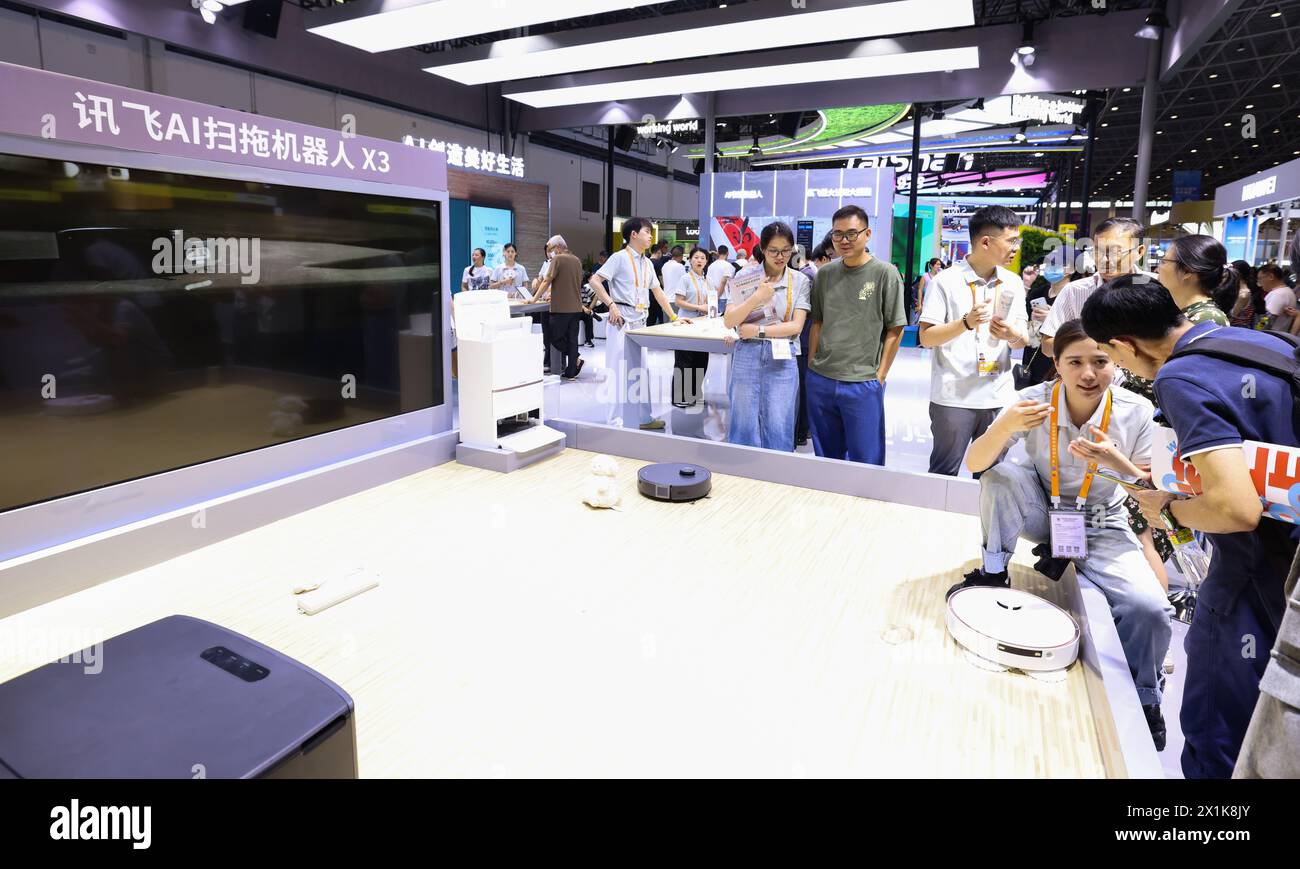 (240417) -- HAIKOU, 17 de abril de 2024 (Xinhua) -- Los visitantes observan el robot de barrido y trapeador impulsado por IA de iFlytek durante la cuarta Exposición Internacional de Productos de Consumo de China en Haikou, capital de la provincia de Hainan, el 17 de abril de 2024. La cuarta Exposición Internacional de Productos de Consumo de China, que se extiende del 13 al 18 de abril, es la única exposición a nivel nacional de China que presenta productos de consumo y también es la exposición de consumo más grande en toda la región de Asia y el Pacífico. Con el tema 'Compartir oportunidades abiertas, co-crear una vida mejor', la edición de este año de la expo tiene la mayor escala a alcanzar Foto de stock