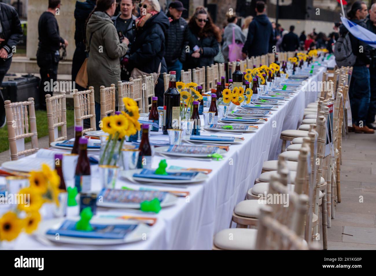 Richmond Terrace, Londres, Reino Unido. El Foro de familias de rehenes del Reino Unido presenta 'La mesa vacía del Seder'. En Whitehall, frente a Downing Street. Esta instalación de 133 sillas desocupadas, cada una representando a uno de los rehenes que aún están en cautiverio, un conmovedor recordatorio de los individuos que permanecen separados de sus familias esta Pascua. Foto de Amanda Rose/Alamy Live News Foto de stock