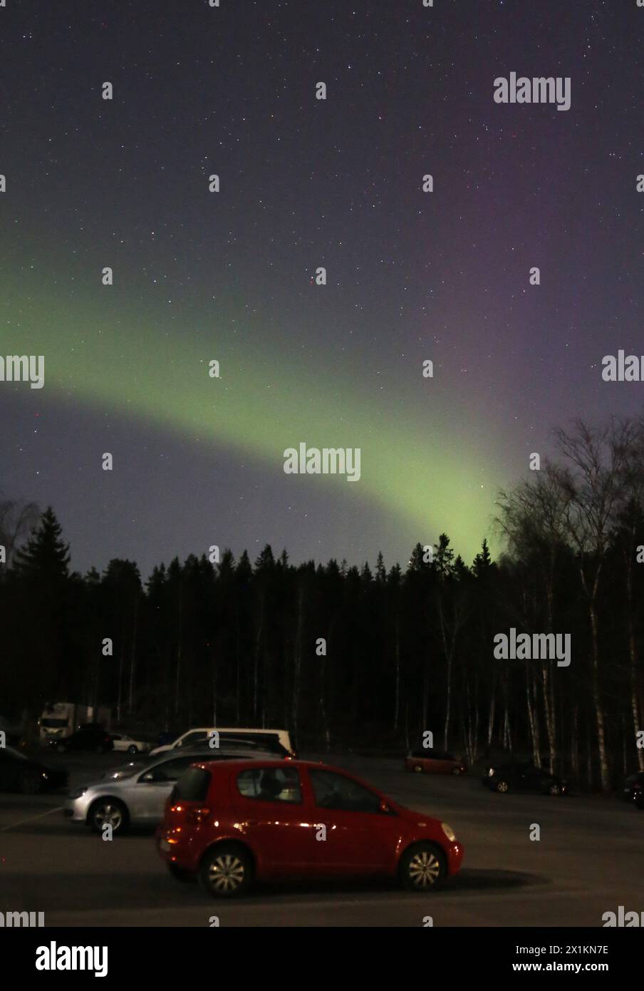 Oslo. 17 de abril de 2024. Esta foto tomada el 17 de abril de 2024 muestra las auroras boreales en el lago Sognsvann en Oslo, capital de Noruega. Crédito: Zhang Yuliang/Xinhua/Alamy Live News Foto de stock