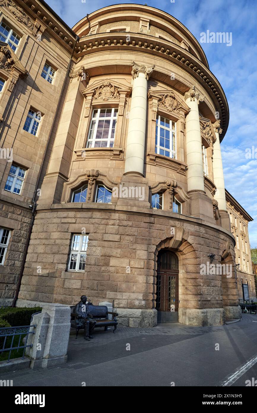 Edificio público histórico, clasicista en una calle en el centro de Poznan, Polonia Foto de stock