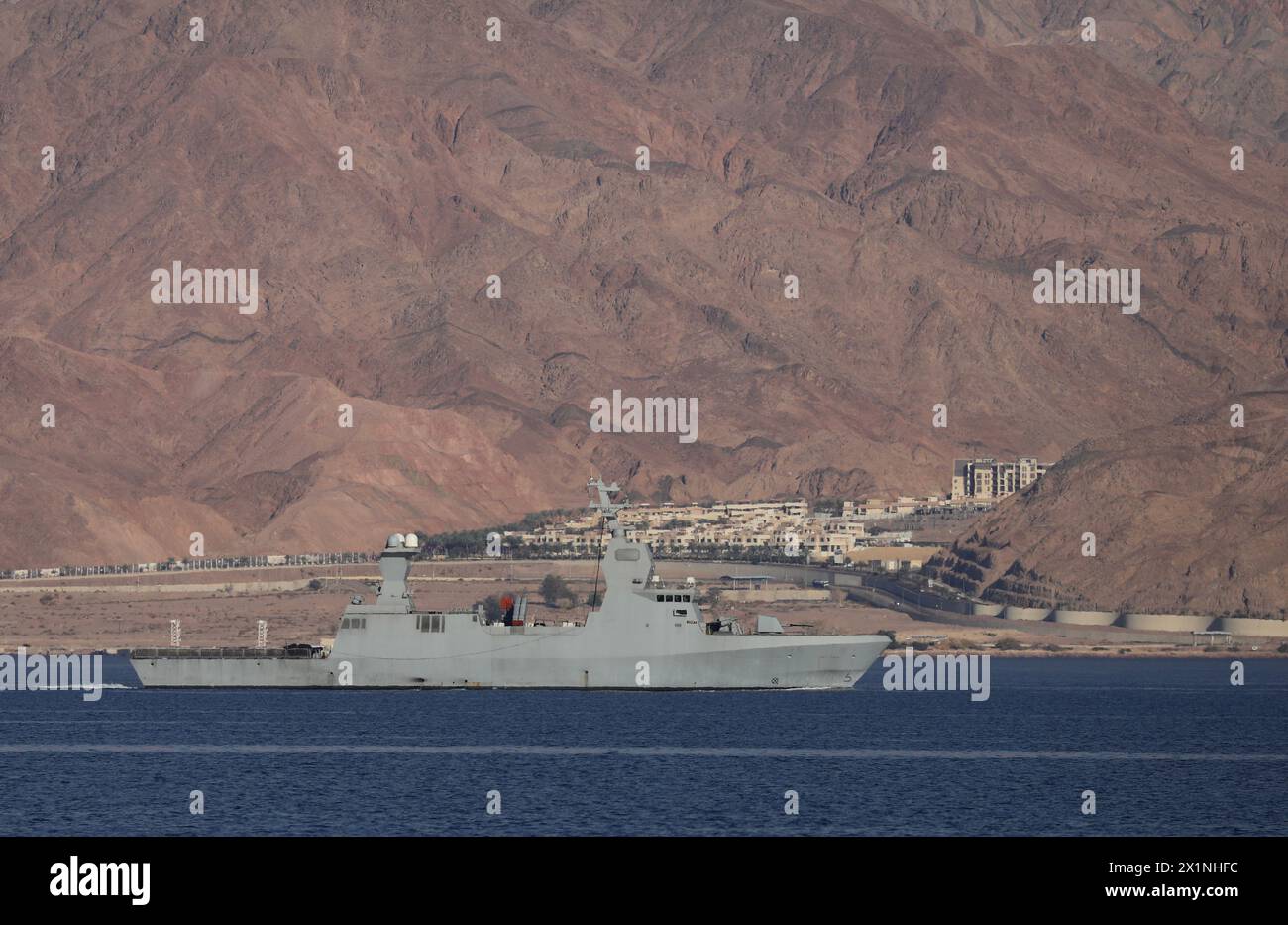 Eilat. 17 de abril de 2024. Un barco militar israelí es visto frente a la costa de la ciudad de Eilat, al sur de Israel, el 17 de abril de 2024. Crédito: Jamal Awad/Xinhua/Alamy Live News Foto de stock