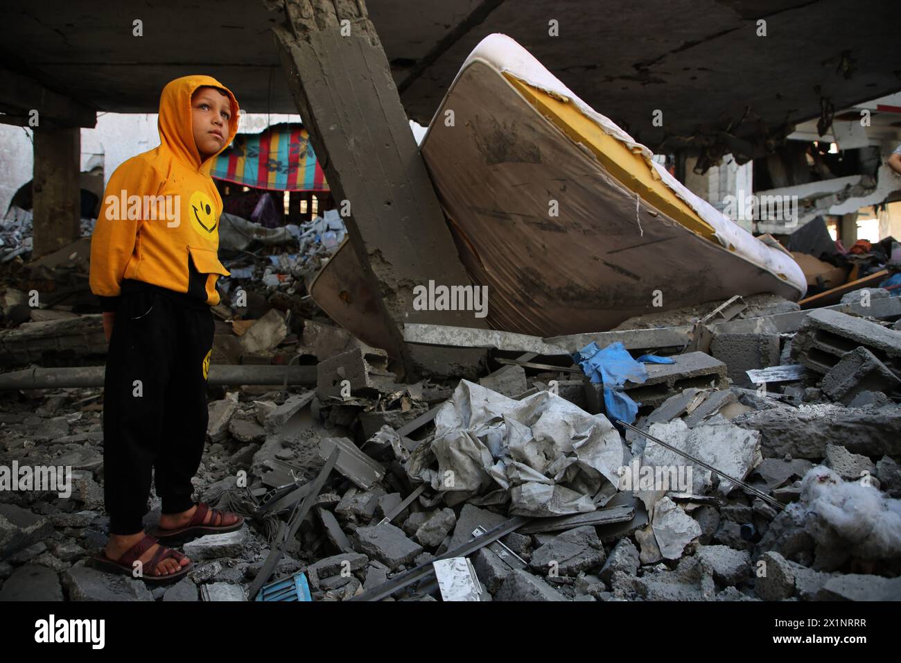 Gaza. 17 de abril de 2024. Un niño se encuentra entre los escombros de una casa destruida en la ciudad de Rafah, al sur de la Franja de Gaza, el 17 de abril de 2024. El número de muertos palestinos en la Franja de Gaza por los continuos ataques israelíes ha aumentado a 33.899, dijo el miércoles el Ministerio de Salud de Hamás en un comunicado de prensa. Crédito: Khaled Omar/Xinhua/Alamy Live News Foto de stock