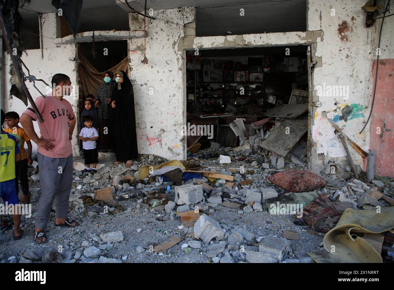 Gaza. 17 de abril de 2024. La gente se encuentra entre los escombros en la ciudad de Rafah, al sur de la Franja de Gaza, el 17 de abril de 2024. El número de muertos palestinos en la Franja de Gaza por los continuos ataques israelíes ha aumentado a 33.899, dijo el miércoles el Ministerio de Salud de Hamás en un comunicado de prensa. Crédito: Khaled Omar/Xinhua/Alamy Live News Foto de stock