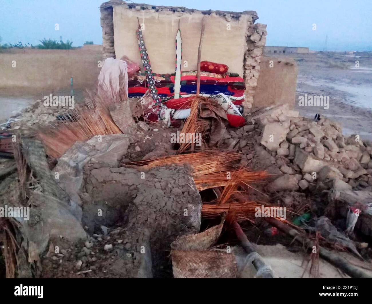 Baluchistán. 16 de abril de 2024. Foto tomada con un teléfono móvil el 16 de abril de 2024 muestra una casa dañada por una fuerte lluvia en la provincia de Baluchistán, Pakistán. Las fuertes lluvias y los rayos causaron estragos en diferentes áreas de Pakistán, causando 71 muertos y heridos a otros 67 desde el sábado, dijo un funcionario a Xinhua el miércoles. Crédito: STR/Xinhua/Alamy Live News Foto de stock