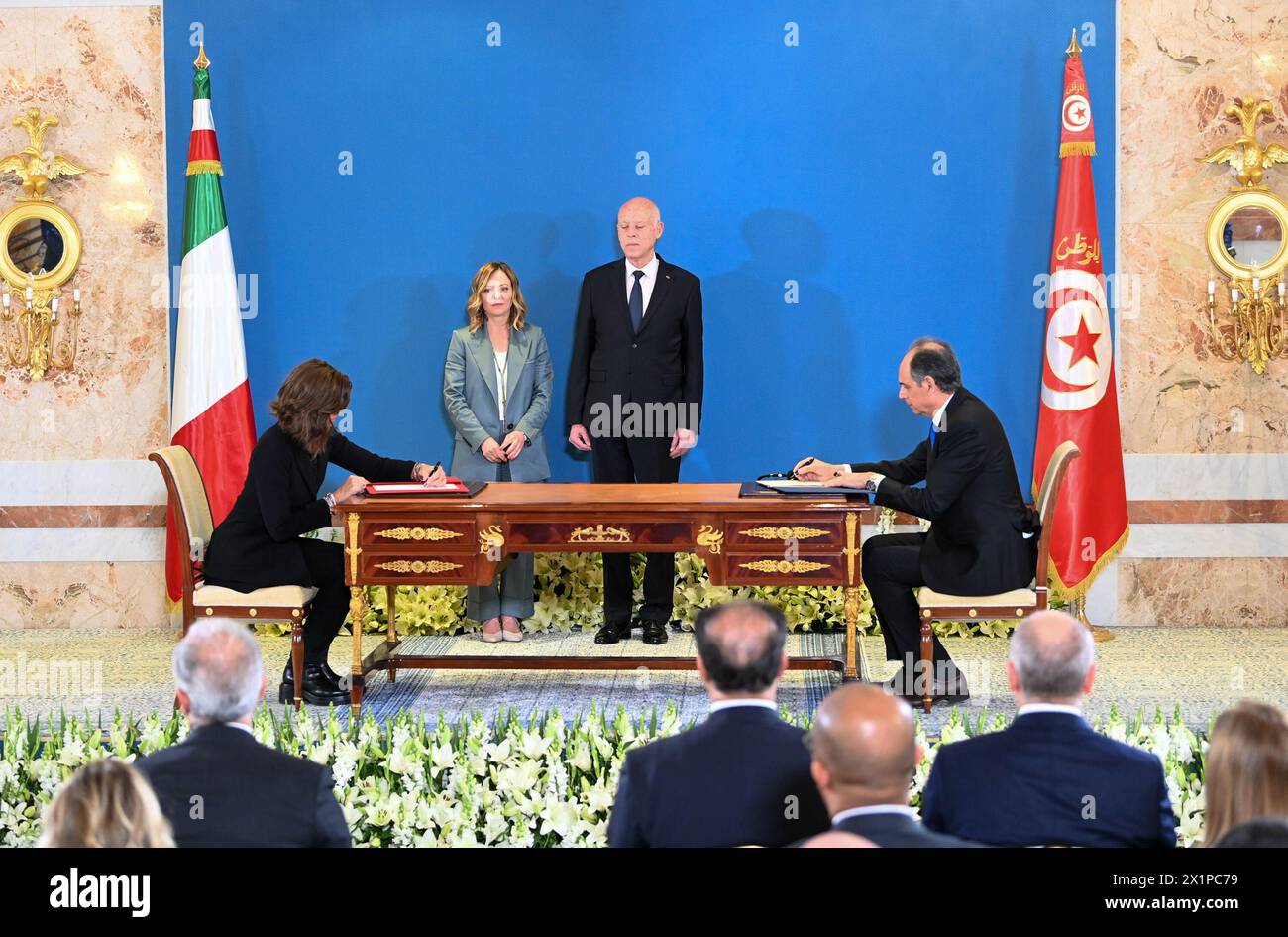 (240417) -- TÚNEZ, 17 de abril de 2024 (Xinhua) -- El Presidente tunecino Kais Saied (R, trasero) y el Primer Ministro italiano Giorgia Meloni (L, trasero) presenciaron la firma de acuerdos de cooperación en Túnez, Túnez, el 17 de abril de 2024. El presidente tunecino Kais Saied se reunió el miércoles con el primer ministro italiano Giorgia Meloni para discutir el tema de la inmigración ilegal y la cooperación económica. (Presidencia tunecina/Handout vía Xinhua) Foto de stock