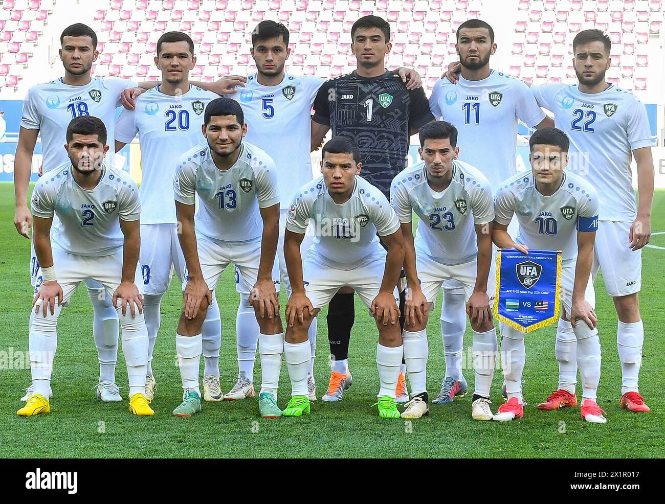 Doha, Qatar. 17 de abril de 2024. Los jugadores titulares de Uzbekistán se alinean antes del partido de fútbol del Grupo D entre Uzbekistán y Malasia de la Copa Asiática AFC Sub-23 Qatar 2024 en Doha, Qatar, el 17 de abril de 2024. Crédito: Nikku/Xinhua/Alamy Live News Foto de stock