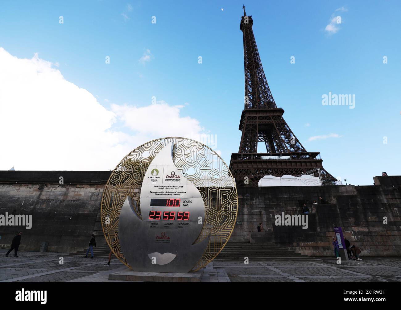 Beijing, China. 16 de abril de 2024. Esta foto tomada el 16 de abril de 2024 muestra un reloj de cuenta atrás para los Juegos Olímpicos de París 2024 frente a la Torre Eiffel en París, Francia. Crédito: Gao Jing/Xinhua/Alamy Live News Foto de stock