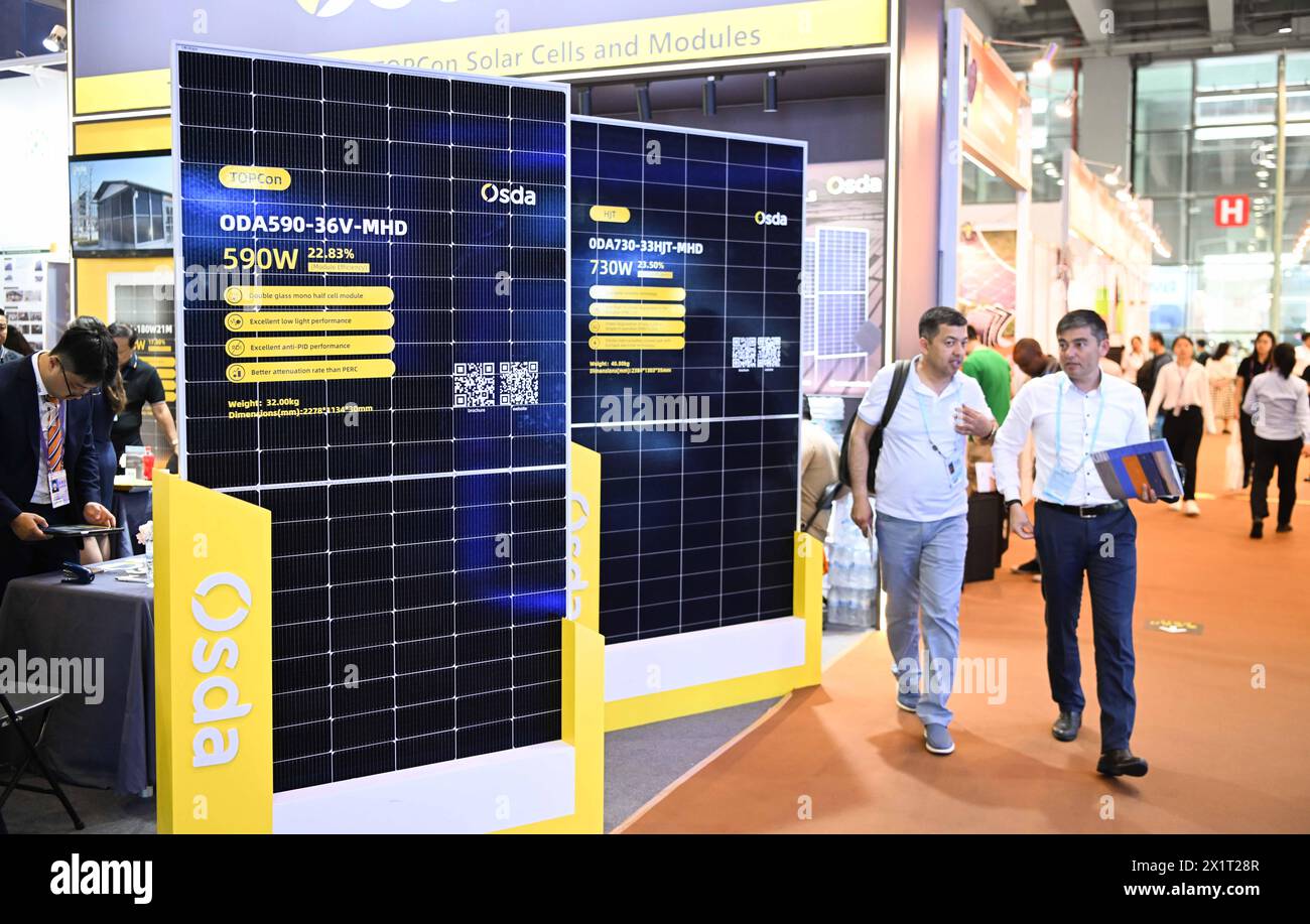 (240418) -- GUANGZHOU, 18 de abril de 2024 (Xinhua) -- Compradores en el extranjero pasan por un stand que exhibe productos de baterías solares durante la 135a sesión de la Feria de Importación y Exportación de China en Guangzhou, provincia de Guangdong en el sur de China, 15 de abril de 2024. Los vehículos eléctricos, las baterías solares y las baterías de iones de litio, clasificados como los "tres nuevos" de uso intensivo de la tecnología de China, reportaron un valor de exportación combinado de 1,06 billones de yuanes (150 mil millones de dólares) en 2023, saltando un 29,9 por ciento interanual. Muchos expositores de las industrias relacionadas exhiben diversos productos en la actual sesión 135 de la Ch Foto de stock