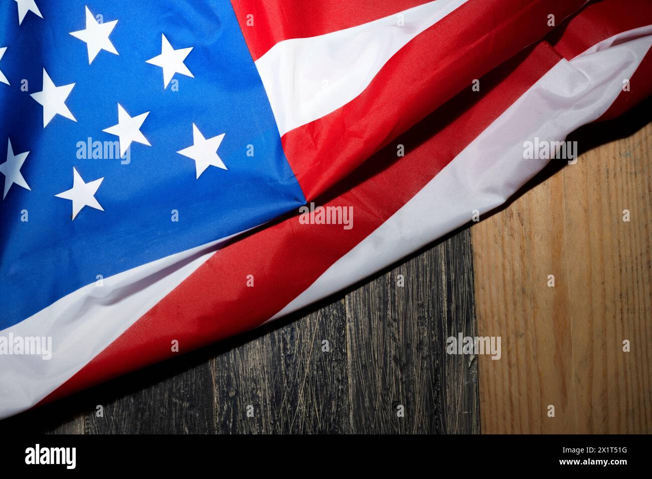 Vista de cerca de la bandera americana sobre un fondo de madera. 4 de Julio Concepto Foto de stock