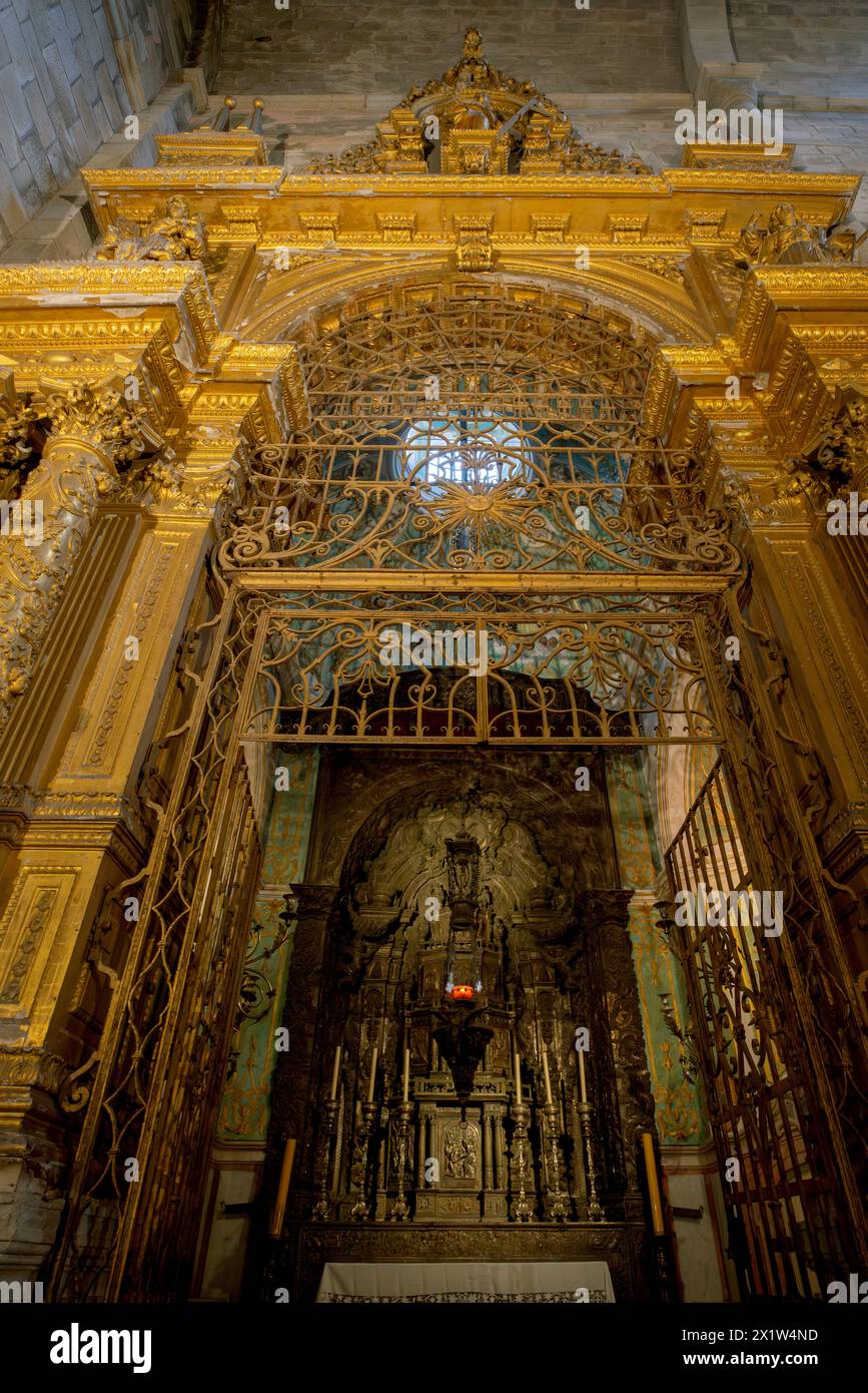 Catedral de Oporto. Famoso retablo en la capilla del Sacramento. Los