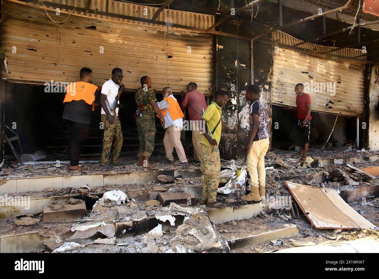 (240418) -- OMDURMAN, 18 de abril de 2024 (Xinhua) -- Esta foto tomada con un teléfono móvil el 17 de abril de 2024 muestra a voluntarios limpiando una casa dañada en Omdurman, Sudán. El conflicto armado entre las Fuerzas Armadas Sudanesas (FAS) y las Fuerzas de Apoyo Rápido paramilitar (RSF) ha entrado en su segundo año. Desde que estalló el conflicto el 15 de abril de 2023, se han registrado más de 14.700 muertes, mientras que el número de personas desplazadas dentro y fuera de Sudán ha llegado a 8,2 millones, según un informe reciente de la Oficina de Coordinación de Asuntos Humanitarios de las Naciones Unidas. (Foto de Moha Foto de stock