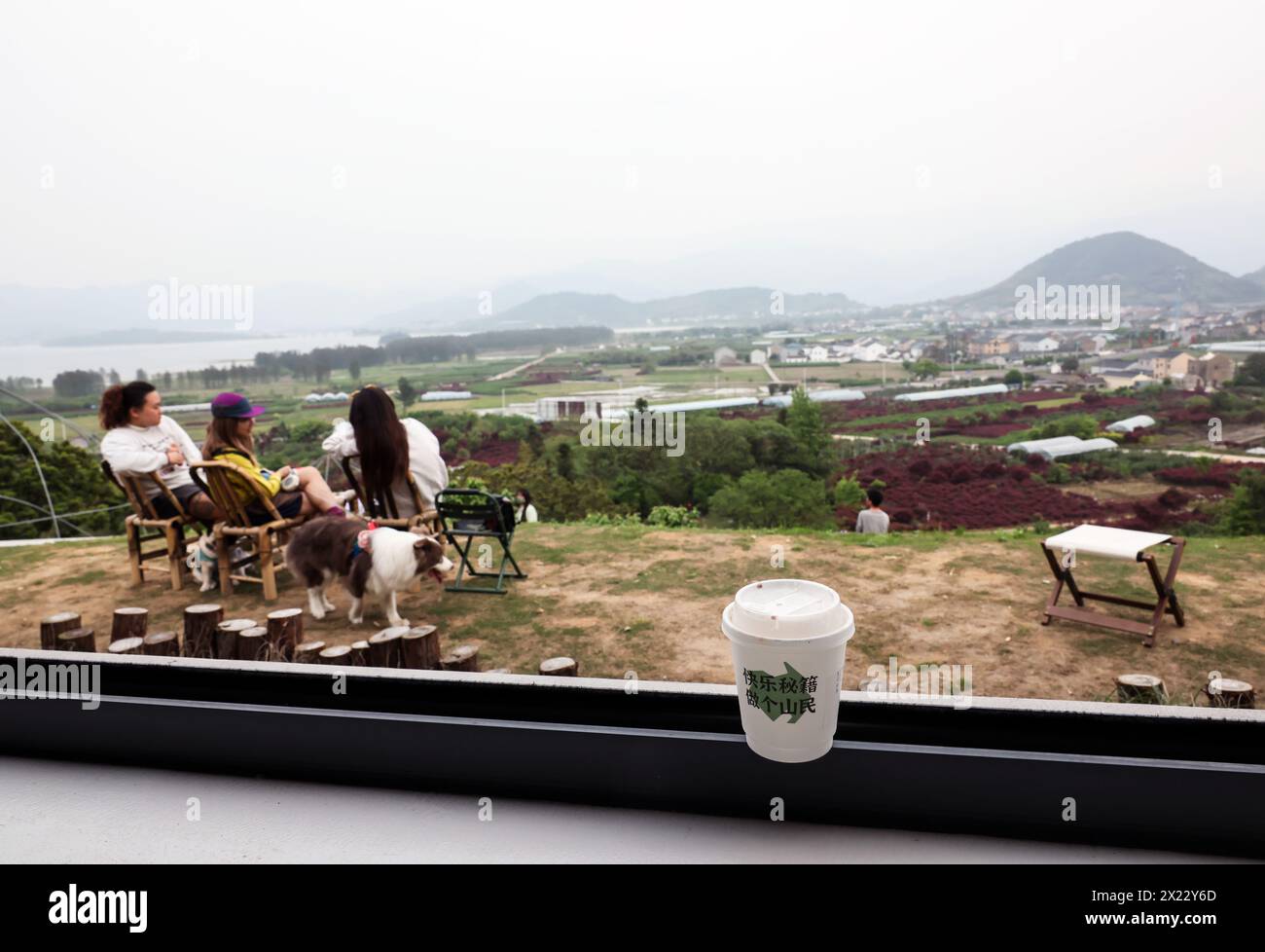 YUYAO, China. 19 de abril de 2024 (Xinhua) -- Esta foto tomada el 13 de abril de 2024 muestra una bebida de una tienda de té y café Mountopia en el municipio de Liangnong de la ciudad de Yuyao, provincia de Zhejiang, en el este de China. Nacido en 1996, Li Zaipei es el propietario de la tienda de té y café Mountopia en el municipio de Liangnong de la ciudad de Yuyao. En 2021, inspirado por las iniciativas del municipio de Liangnong para promover la integración de la agricultura, la cultura y el turismo, Li regresó a casa e inició el programa Mountopia, con el objetivo de aprovechar la belleza de los lugares de interés locales como la montaña Siming y el lago Siming. El programa consiste en A Foto de stock