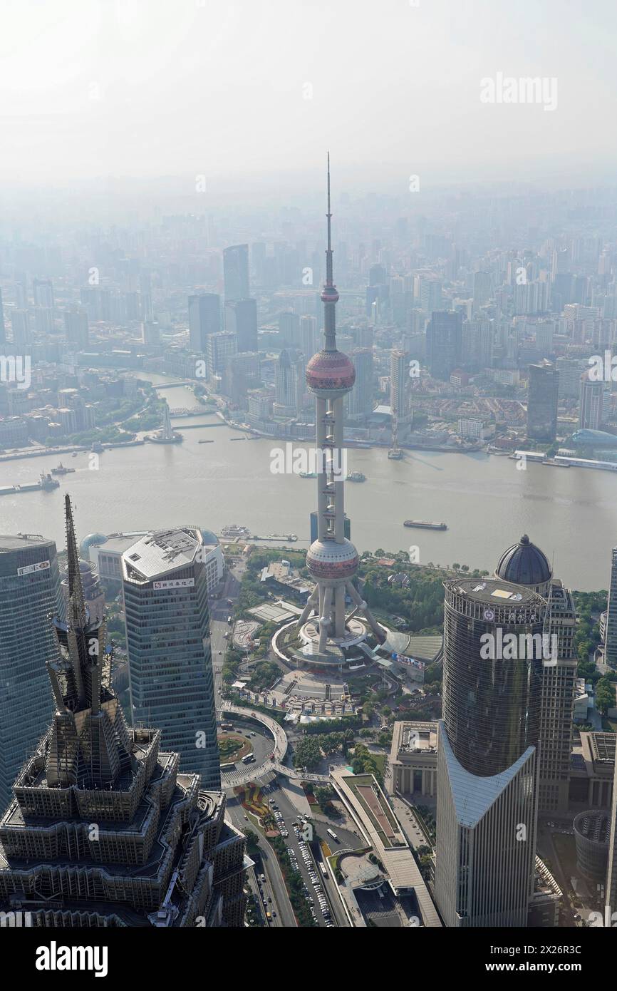 Vista desde la torre de Shanghái de 632 metros de altura, apodado el Twist, Shanghái, República Popular de China, vista desde arriba de una ciudad con un río, surrou Foto de stock