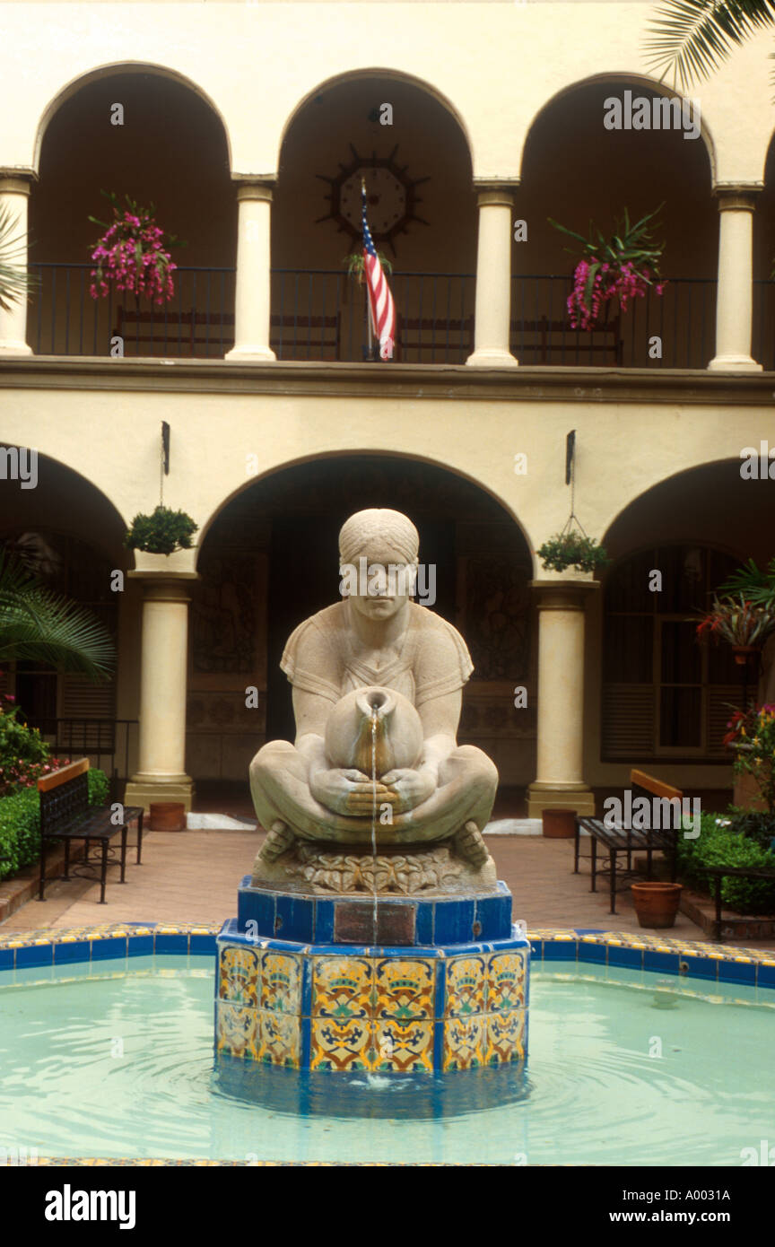 Patio con fuente y estatua Foto de stock