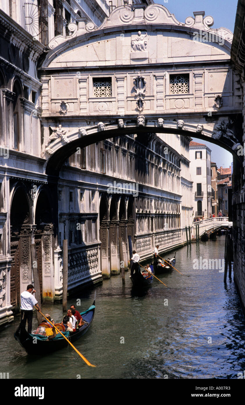 Italia gondolero góndola Venecia Puente de los suspiros de agua Ponte dei Sospiri Palacio Ducal prisiones Casanova Foto de stock