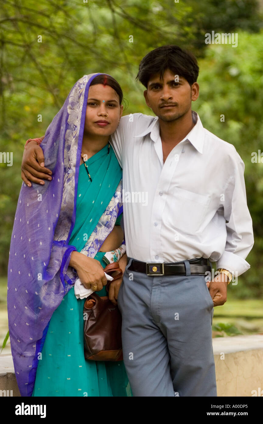 Pareja de indios en la mujer y el hombre en sari tradicional vestido  moderno mirando a la cámara y planteando la India Fotografía de stock -  Alamy