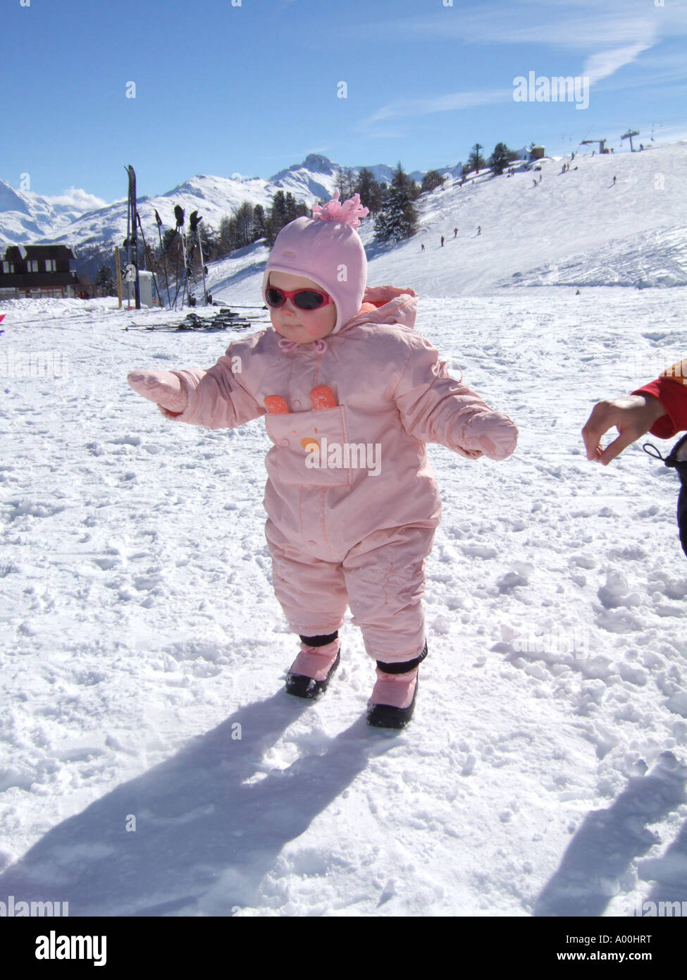 Bebé con traje de esquí en la nieve en Alpes Fotografía de stock - Alamy
