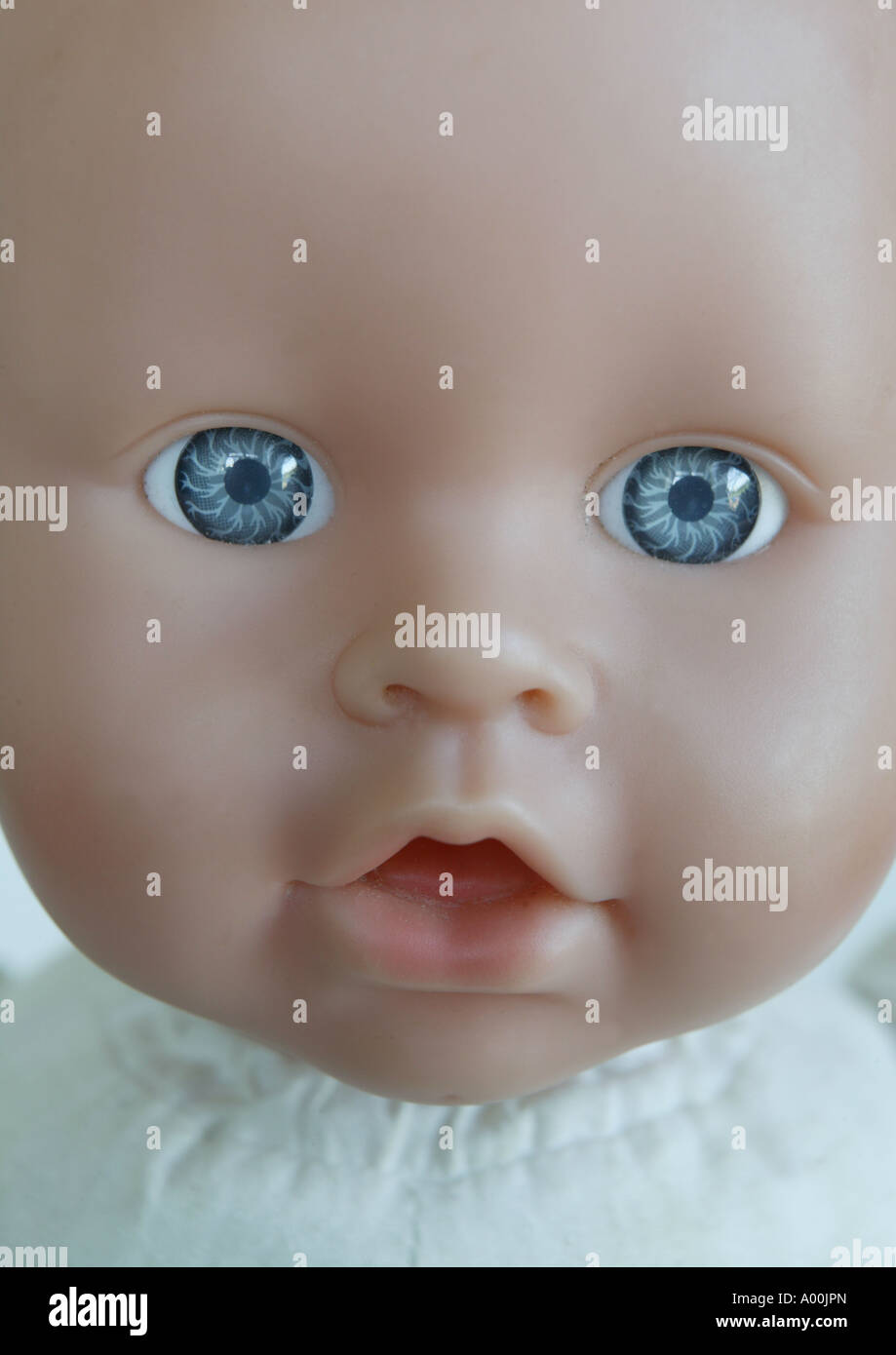 Detalle de muñecas cara con grandes ojos azules Fotografía de stock - Alamy