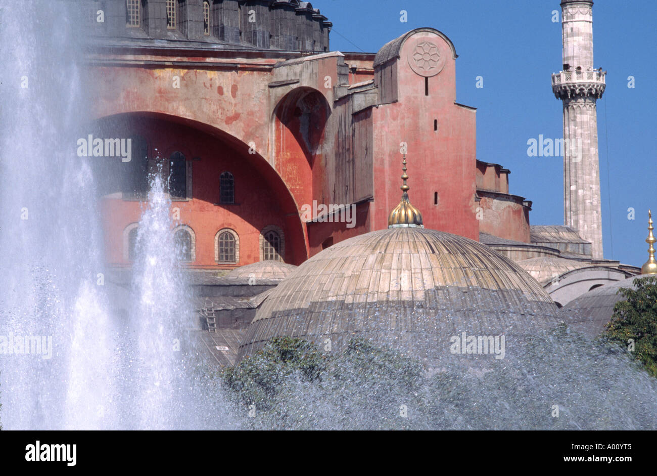 Fuente de agua el Ayasofya Camii Catedral de la iglesia bizantina de Santa Sofía convertirse finalmente en una mezquita Estambul Turquia Foto de stock