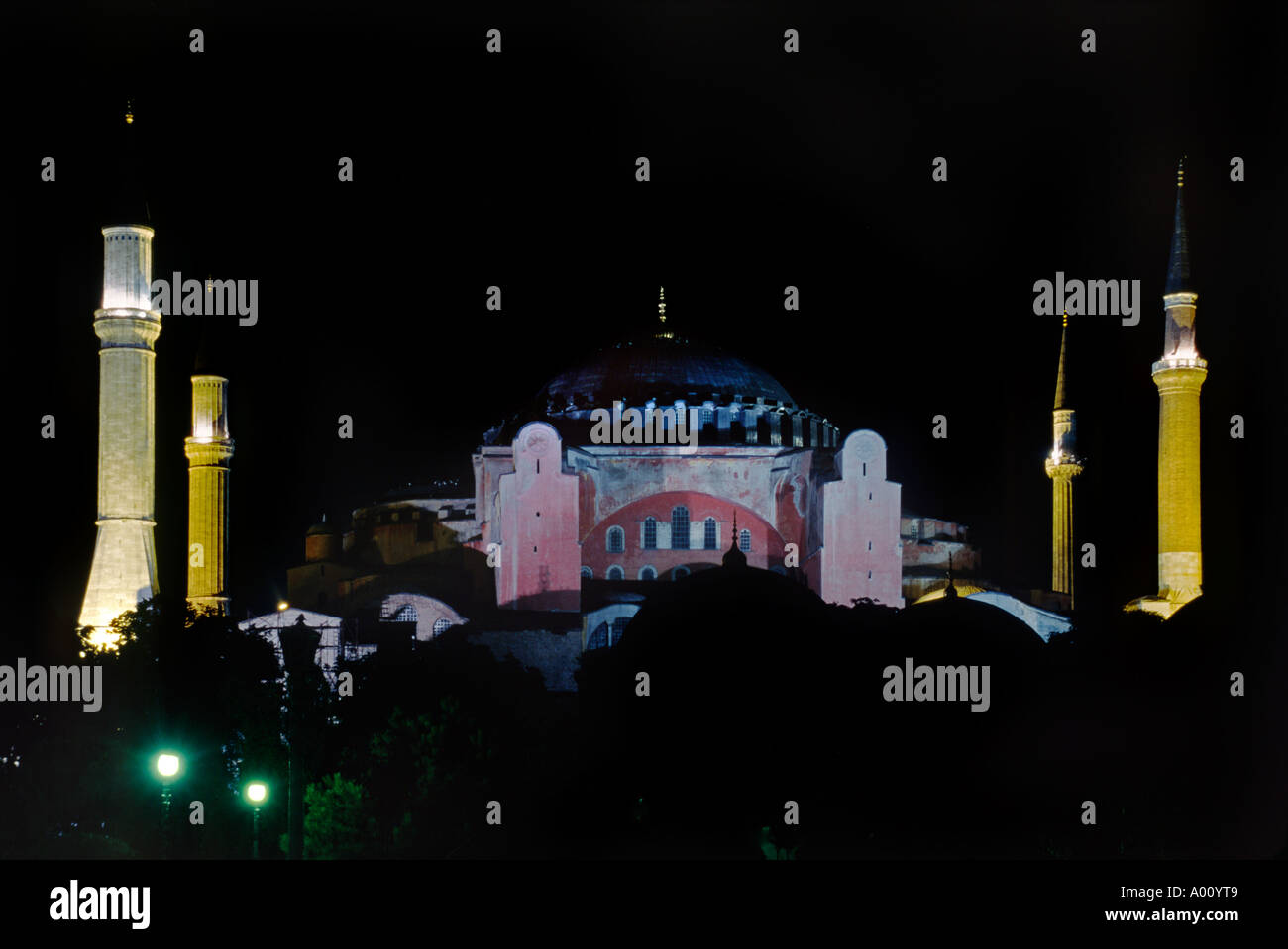 Luz nocturna en el Ayasofya Camii St Sophia catedral construida en 537 AD reconstruido dos veces y, a continuación, convierte a una mezquita Estambul Turquia Foto de stock