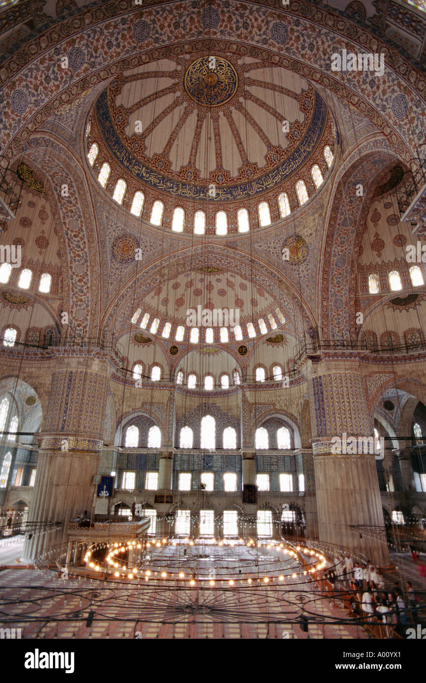 Interior de la Mezquita Azul de sultanahmet Camii, que fue terminada en 1616 tiene 6 minaretes y 260 windows Estambul Turquia Foto de stock