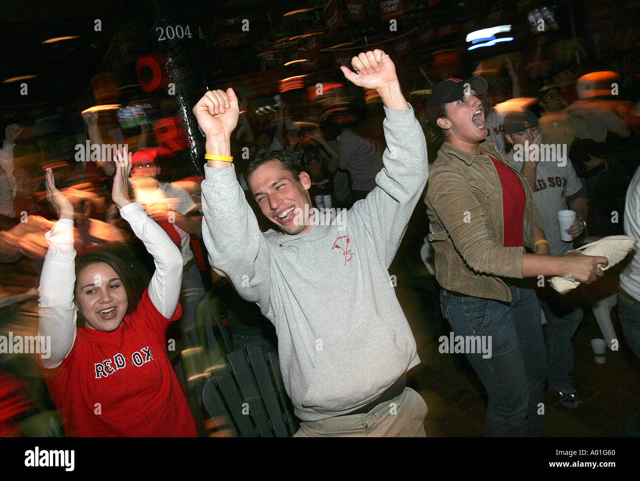 El equipo de béisbol Red Sox ventiladores ruidosos celebrar una victoria Foto de stock