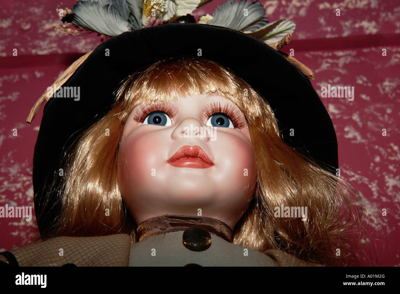 Bonita rubia Antique Doll con sombrero de terciopelo negro con adornos florales y la cara detalle Foto de stock