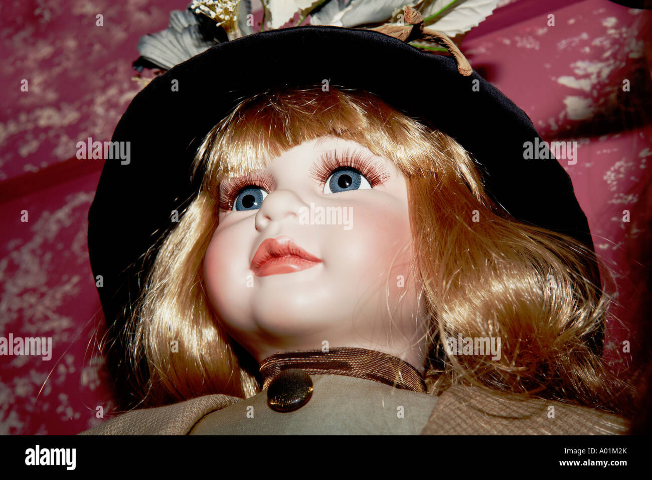 Bonita rubia Antique Doll, sombrero de terciopelo negro, cara detalle Foto de stock