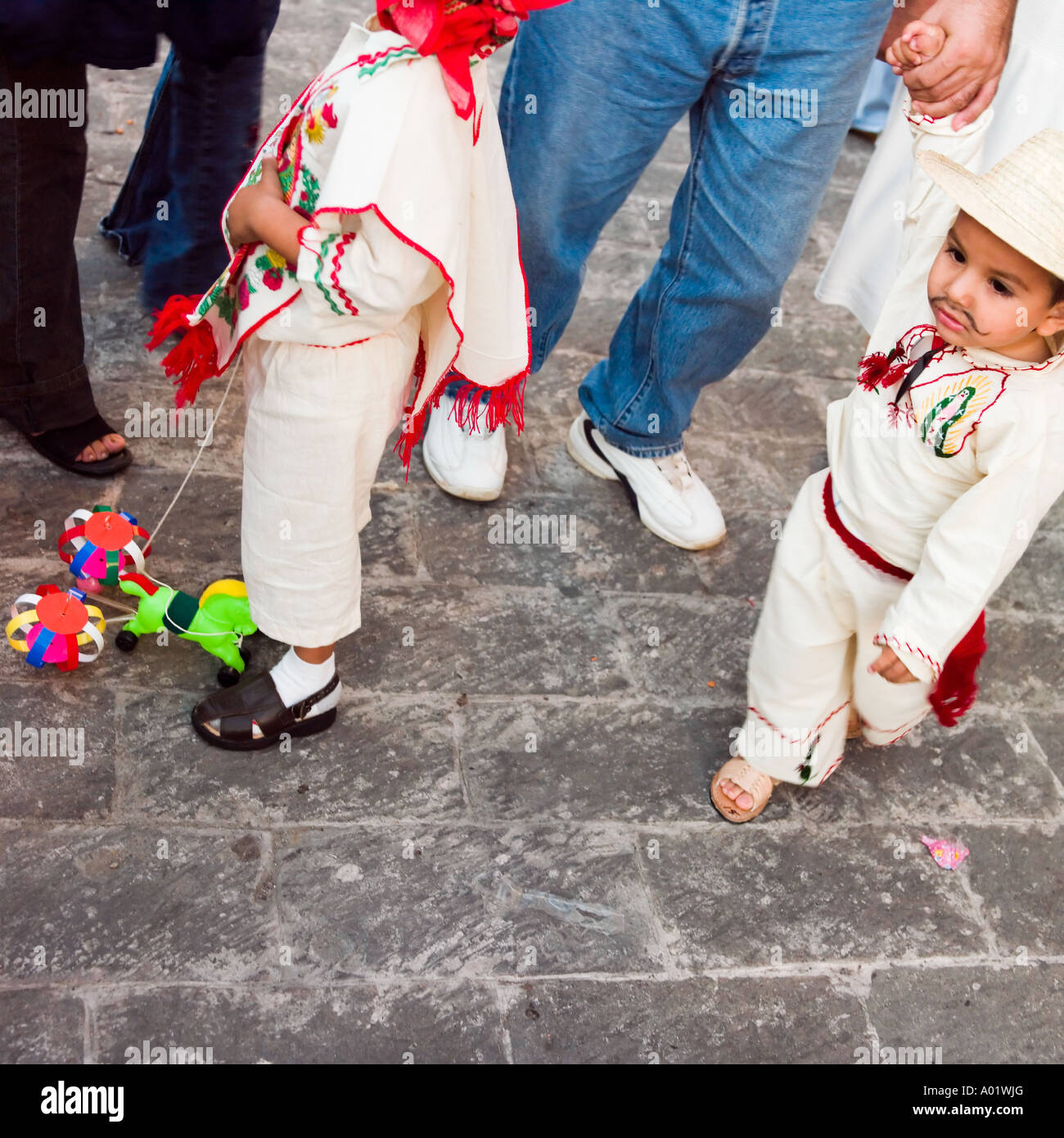 Los niños vestidos de Juan Diego en la fiesta del día de la Virgen  Mazatlán, Sinaloa, México Fotografía de stock - Alamy