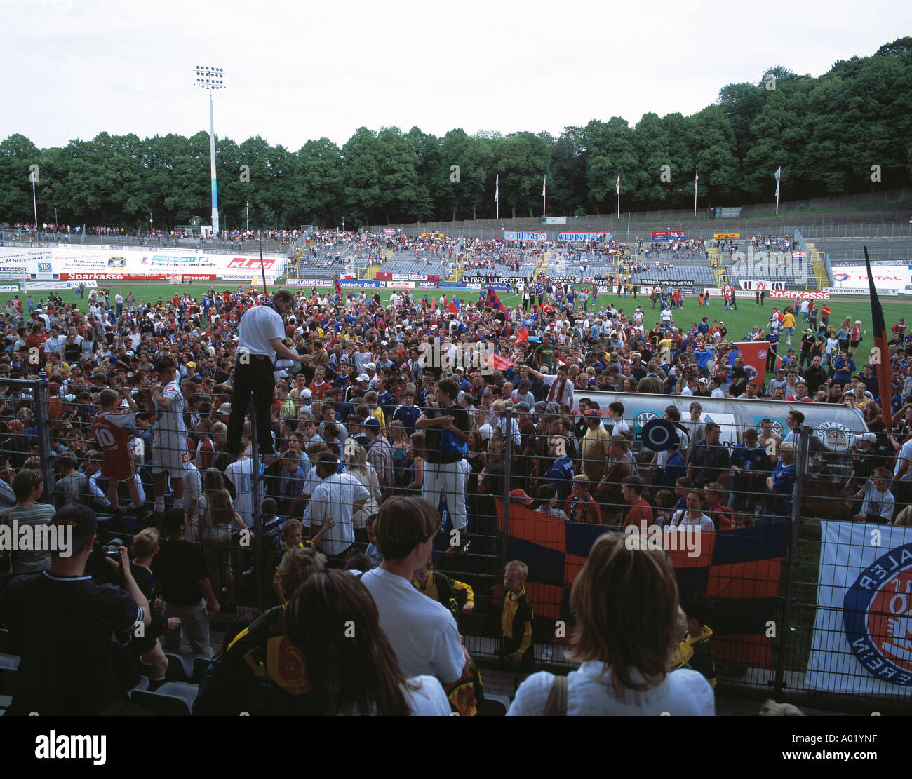 Fútbol, Regionalliga Norte, 2003/2004 versus Wuppertal SV Werder Bremen (A) 1:0, estadio Am Zoo, espectadores, ventiladores, ventiladores delante auf la tribuna, los fans celebran su equipo y el final de la saison Foto de stock