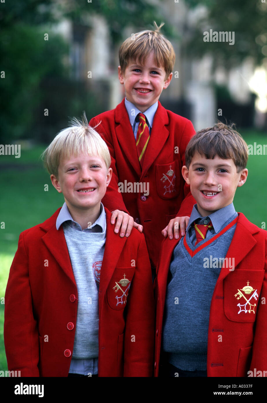 La vestimenta tradicional en inglés jóvenes muchachos en edad escolar 6  York Inglaterra Fotografía de stock - Alamy